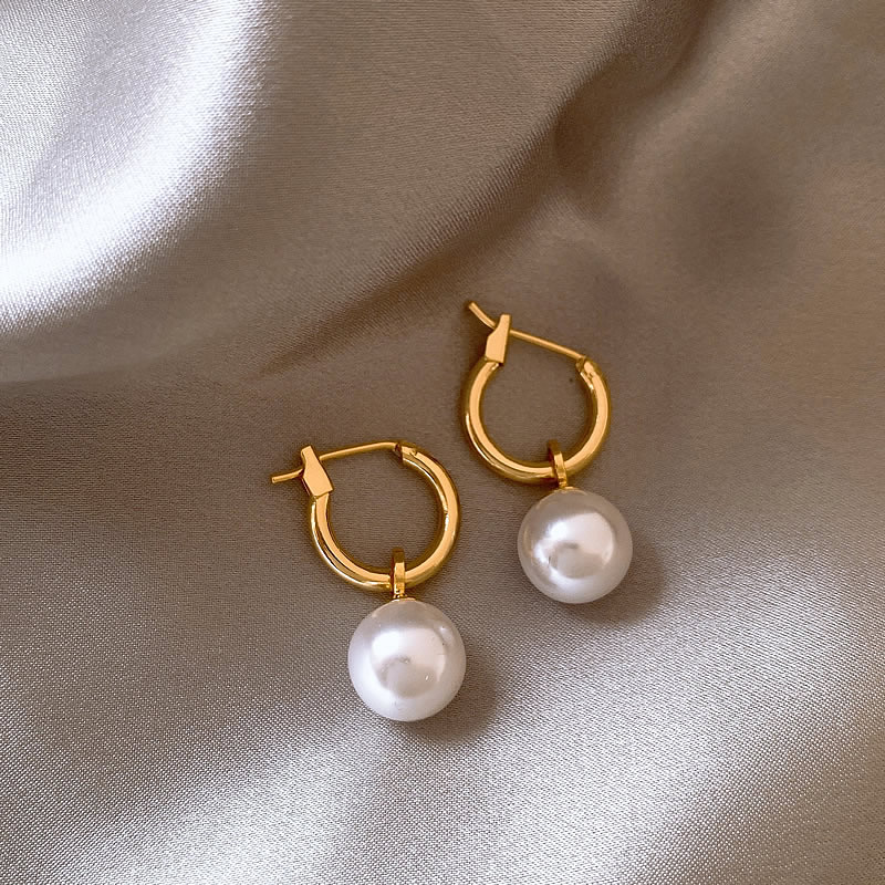 Elegante Ohrringe mit goldenen Perlen