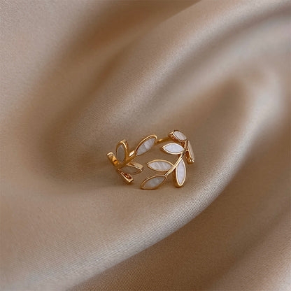 Verstellbarer Goldring mit Blatt und Weißer Opal