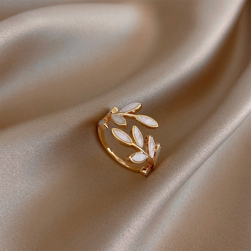 Verstellbarer Goldring mit Blatt und Weißer Opal