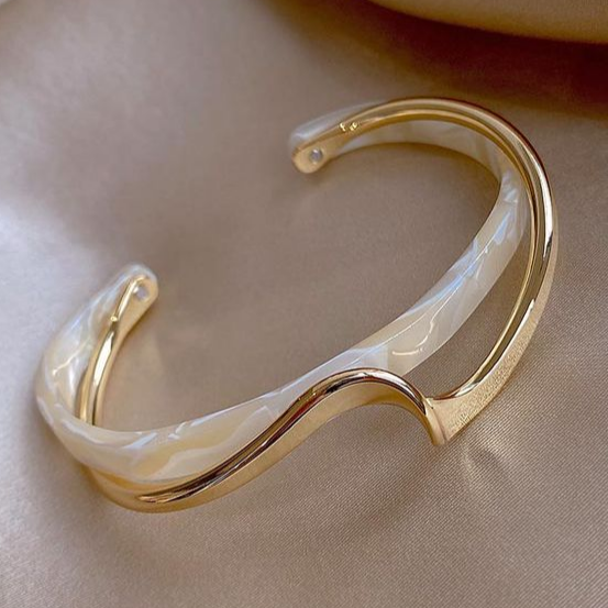 Elegante Goldarmband mit Weißer Opal