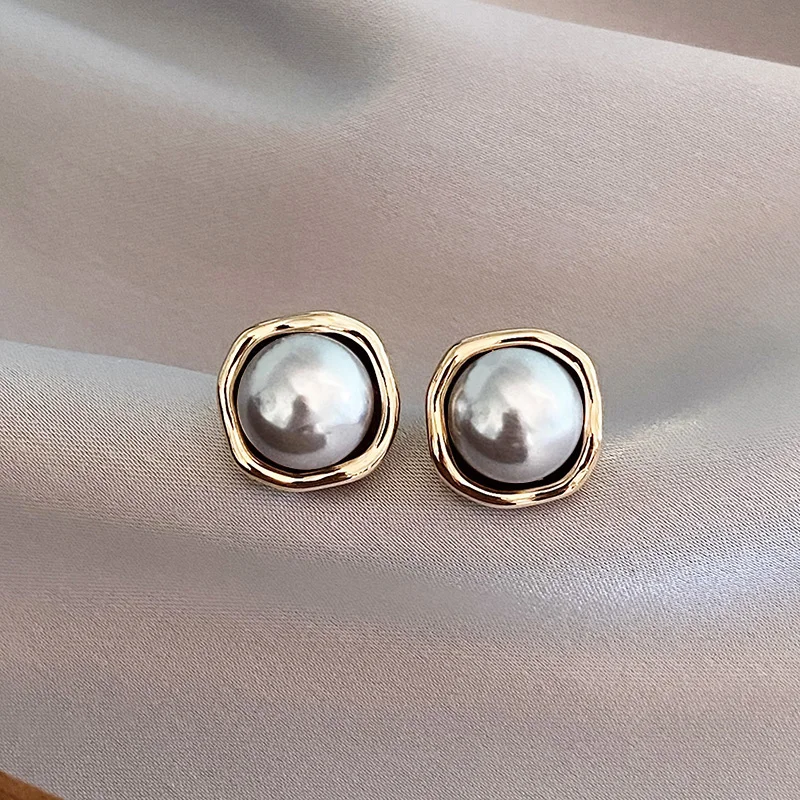 Elegante Ohrringe mit schwarzer Perle