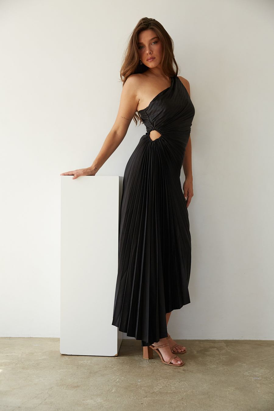 Sylviana - Ein-Schulter Plissiertes Midi-Kleid